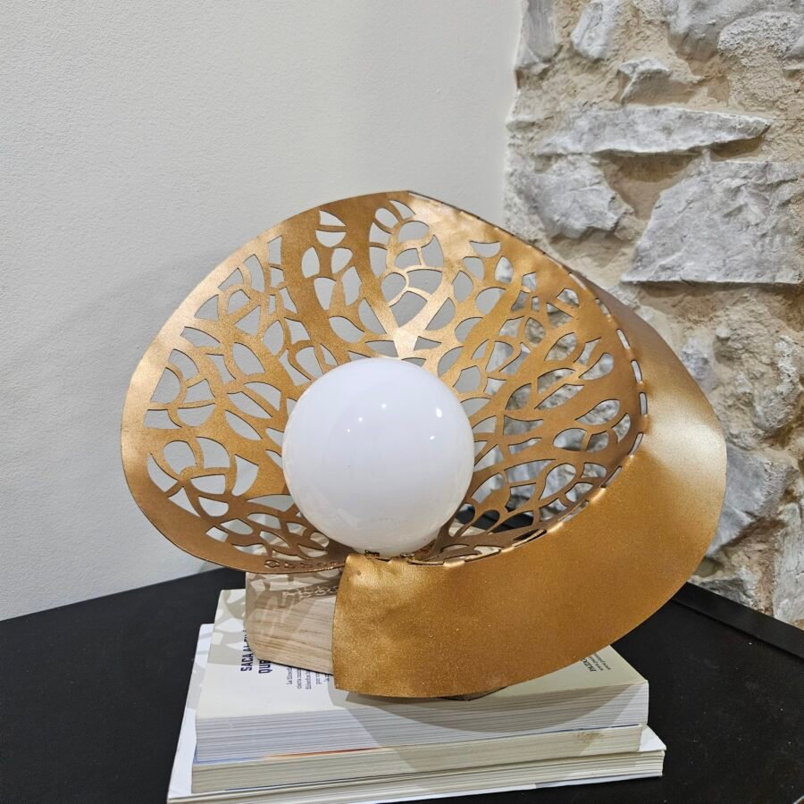 Lámpara en Metal Dorado Viejo.  https://obboart.es/